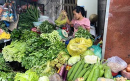 Mưa ngập kéo dài khiến giá rau TP.HCM tăng mạnh, người tiêu dùng thêm áp lực