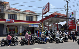 Thiên đường du lịch Bali thiếu nhiên liệu, khách phải chờ hàng giờ tại trạm xăng, giá thuê xe điện tăng 30%