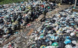 Khói rác phủ khu dân cư, người dân ở nhà cũng phải đeo khẩu trang, đóng kín cửa