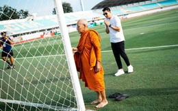 Mời cao tăng 'làm phép', đội bóng của HLV Park Hang Seo thoát hiểm ngoạn mục
