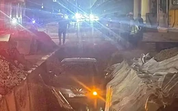 Ô tô lọt hố cáp ngầm, mắc kẹt tại công trường ở Hà Nội