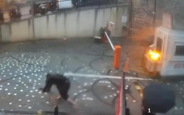 Cậu bé 14 tuổi bị điện giật tử vong khi bước vào vũng nước giữa trận lũ ở Istanbul