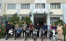 Nhóm người chạy xe máy vào làn ô tô, quay TikTok 'câu view'