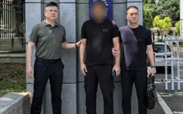 19 năm sống dưới danh tính của người anh song sinh đã qua đời, kẻ trốn truy nã chính thức sa lưới nhờ nhân chứng thép