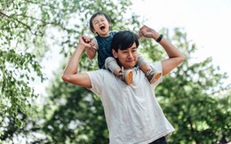 Những đứa trẻ lớn lên vẫn muốn gần gũi bố, phần lớn đều có người bố làm tốt 7 việc này