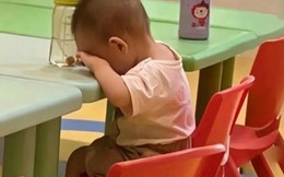 Bức ảnh đứa bé nhỏ xíu này khiến cả mạng xã hội xót xa, phản chiếu nỗi khó xử của biết bao gia đình
