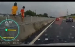 Phát hoảng 2 trẻ nhỏ leo trèo trên dải phân cách cao tốc Biên Hòa - Vũng Tàu