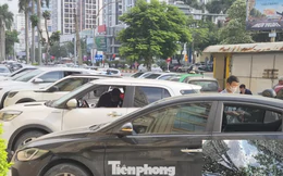 Công an vào cuộc xác minh loạt ô tô bị đập vỡ kính trước chung cư
