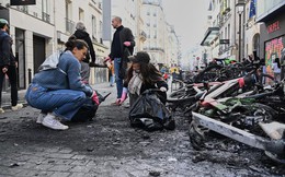 Du lịch Paris đúng ngày biểu tình biến thành bạo loạn: Du khách kéo vali chạy giữa hơi cay, khách sạn phải sơ tán