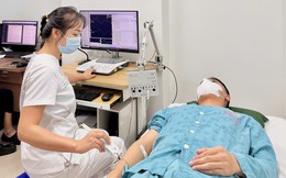 Hít 50 quả bóng cười mỗi ngày, nam thanh niên 24 tuổi tổn thương thần kinh, yếu tứ chi