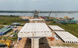Toàn cảnh lắp ghép những phiến dầm ngang đầu tiên cầu Hồng Hà