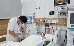 Giám đốc Bệnh viện Bạch Mai chỉ đạo hội chẩn toàn viện khẩn cấp, cứu chữa 7 nạn nhân ngộ độc khí clo