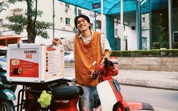 Từng làm phục vụ 20.000 đồng/giờ, chàng trai Hà Nội chọn bán cà phê dạo thay vì mở quán: Chạy hàng chục km mỗi ngày nhưng có lối đi riêng
