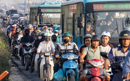 Cầu Thăng Long ken đặc xe cộ giờ cao điểm sau khi dựng rào chắn thi công