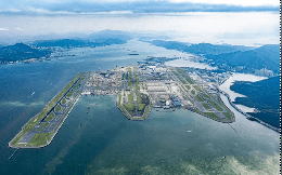 Một sân bay mở đường băng mới ngay trên biển, diện tích tương đương 900 sân bóng đá: Xi măng được bơm xuống đáy biển để tạo 360.000 cột chống, tiêu tốn gần 500.000 tỷ đồng
