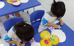 Bà nội lao vào lớp đánh, xé áo cô giáo mầm non