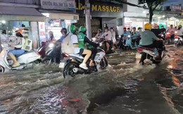 TP.HCM: Triều cường dâng cao, nhiều tuyến phố ngập sâu khiến đường về nhà sau giờ tan sở thêm phần chật vật