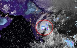 Cơn bão cực kỳ nguy hiểm đổ bộ, 180.000 người sơ tán, gió giật lên tới 150 km/h