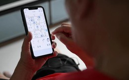 'Bố mẹ tôi nghiện điện thoại còn hơn tôi': Khi thế hệ từng cấm con dùng smartphone lại không chịu đặt máy xuống
