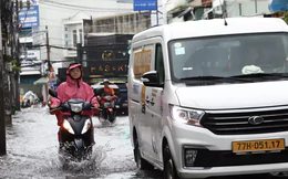 Mưa chiều cuối tuần, nhiều tuyến đường TPHCM lại ngập
