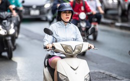 Hà Nội giảm gần 10°C, người dân mặc đồ 'trên đông dưới hè' xuống phố