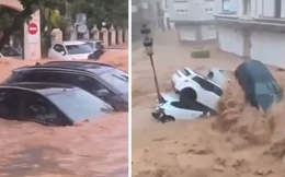 Ô tô trôi dạt, chất đống trên đường phố sau trận mưa lớn ở Tây Ban Nha
