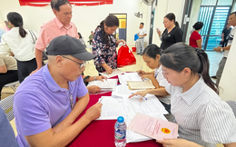 Người dân tại một phường ở Hà Nội mang sổ đỏ đến nhận tiền đền bù đất của tuyến đường 6 tỷ USD đi qua loạt đại đô thị và sân vận động lớn nhất thế giới