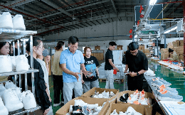 Giày dép Việt tìm đường ra quốc tế: Doanh nhân trực tiếp mang sản phẩm đi bán, nhắm chuỗi cung ứng gia công cho các “ông lớn”