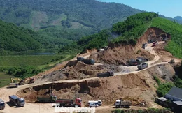 Phú Thọ: Rầm rộ bạt núi 'tận thu' đất đá, bụi bay trắng trời