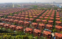 Bí ẩn ngôi làng nghèo bỗng chốc "phất lên" nhờ quyết định táo bạo, xây được khách sạn chọc trời cao 328m, đúc tượng bò bằng vàng nặng 1 tấn