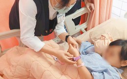 Bé gái 4 tuổi mắt bỗng chuyển màu tím vì mắc "vua ung thư", người mẹ nức nở: "Tôi đã hủy hoại đời con mình!"