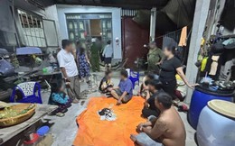 Kiểm tra một căn nhà lúc 22 giờ, công an bắt quả tang Nguyễn Thị Kim H. 52 tuổi và 9 người