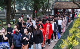 Người dân nườm nượp đổ về Văn Miếu xin chữ đầu năm