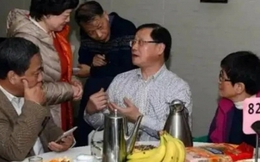 Rủ nhau đi thăm thầy cô sau 20 năm ra trường: “Tôi sững người khi không ai nhận ra mình, càng nghe càng thấy lòng đắng chát”