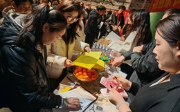 Đầu tư vàng thắng lớn, chủ chuỗi siêu thị chi 50 tỷ đồng chia thưởng cho nhân viên: "Tăng thu nhập cho họ là niềm vui của tôi"