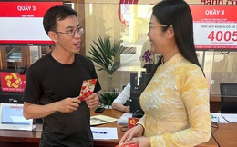 TPHCM: người dân bất ngờ nhận lì xì khi đến phường liên hệ công tác sau kỳ nghỉ Tết