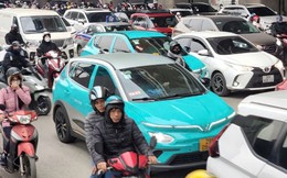 Doanh nghiệp và tài xế chạy taxi xăng tại Hà Nội lưu ý: Cơ chế hỗ trợ lãi suất, giảm lệ phí khi chuyển sang xe điện