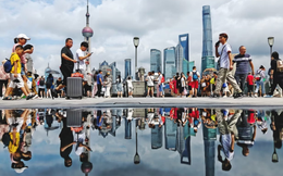 Tuyển thạc sĩ cho vị trí đọc công tơ, tiến sĩ đi giao đồ ăn: Nỗi bất an không nói thành lời của giới trẻ tại nền kinh tế 18.000 tỷ USD