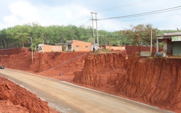 Cận cảnh nhiều nhà dân ở Đồng Nai nằm cheo leo bên mép vực do hạ cốt nền thi công đường