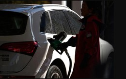 Giá dầu vượt ngưỡng 100 USD, chứng khoán thế giới chìm trong sắc đỏ