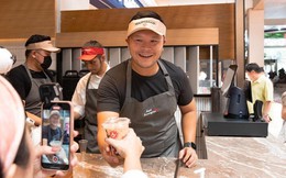 Chuỗi cà phê sắp lật đổ Starbucks tại ĐNÁ: Giá chỉ hơn 30.000 đồng/cốc, cứ mỗi ngày lại mở thêm 1 cửa hàng, founder mới 37 tuổi