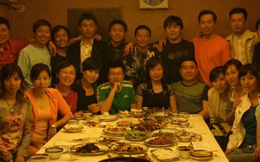 Đi họp lớp, tôi tranh thanh toán hoá đơn 162 triệu đồng: Về nhà nhìn 1 hành động của lớp trưởng mà chết sững