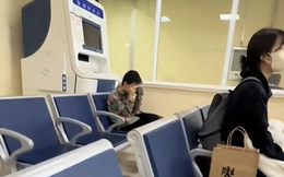 Một bức ảnh chụp trong hành lang bệnh viện khiến hàng triệu phụ huynh chết lặng