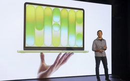 Người mua iPhone chịu ảnh hưởng gì khi đế chế 3.000 tỷ USD đổi CEO?