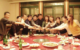 Đi họp lớp, tôi bị chế giễu vì kiếm 15 triệu/tháng: Khi con trai tôi đến đón, tất cả họ đều sững sờ