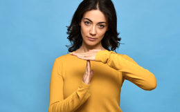 Chuyên gia tâm lý: Khi bị thao túng, người EQ cao không phản ứng, họ chỉ nói 1 câu khiến đối phương “câm nín”