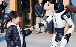 Chỉ một cú ngã “vô tình”, lần đầu tiên robot Trung Quốc được công ty bảo hiểm chi trả lên tới 23 triệu đồng!