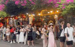 Đến hẹn lại lên, du khách xếp hàng dài cả trăm mét chờ mua một ly nước thảo mộc ở Hội An