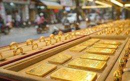 Giá vàng giảm chóng mặt, người 'đu đỉnh' đã lỗ bao nhiêu?