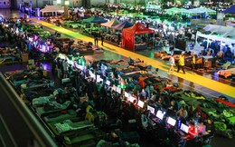 Điều gì đã tập hợp 2.300 game thủ vào nơi tối tăm, ăn ngủ dưới gầm bàn để trốn chạy thế giới Internet hiện đại?